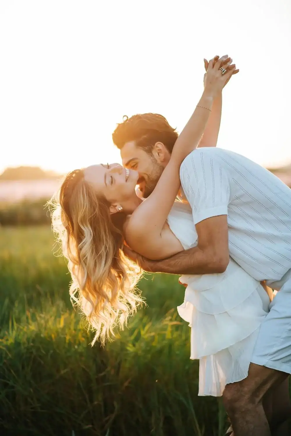 Couple qui danse au coucher du soleil, direction de pose naturelle