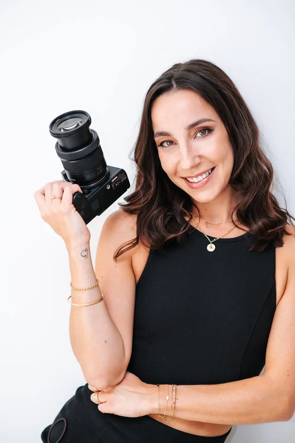 Photographe qui tient son appareil photo, formation pour maîtriser le mode manuel