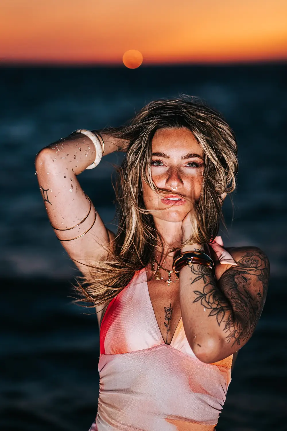 Portrait au coucher du soleil sur la mer, tons de peau retouchés sur Lightroom