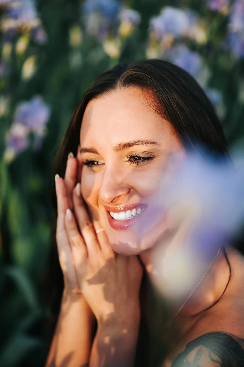 Portrait souriant dans un champ d’iris, même série, finitions harmonisées