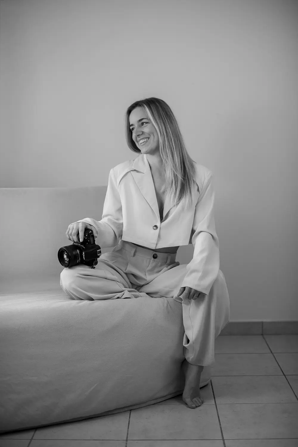 Léna Maruitte, photographe à Marseille, avec son appareil photo