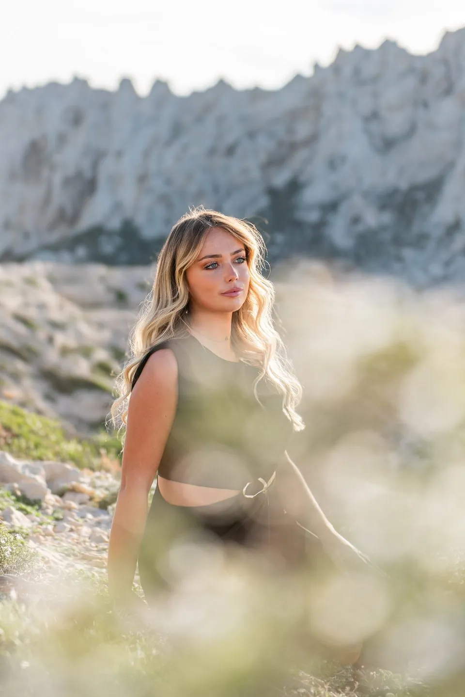 Séance portrait en lumière du jour aux Goudes, face aux calanques