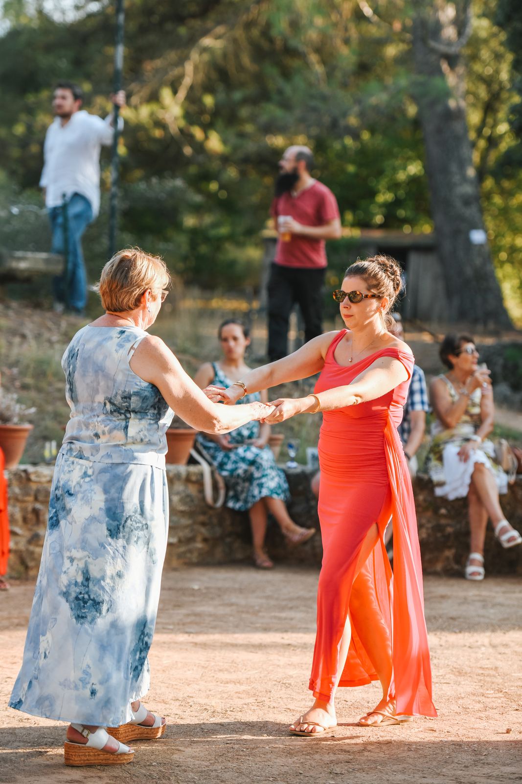 Invités qui dansent en riant pendant un mariage en Provence