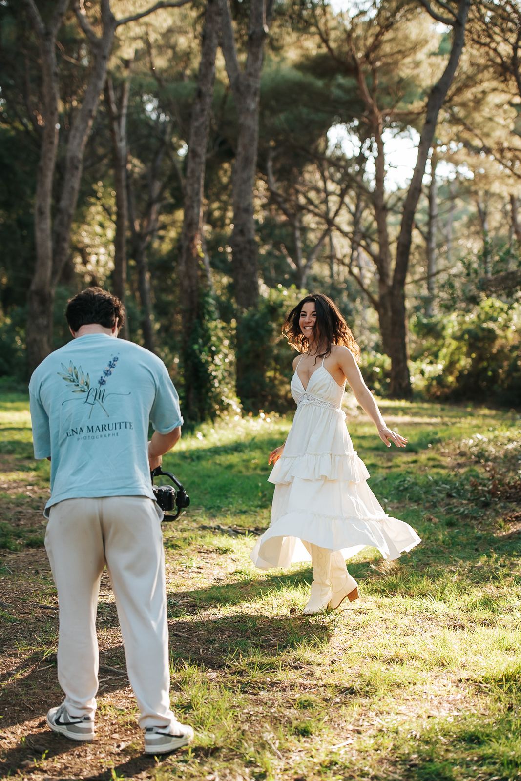Coulisses : la mariée tourne sa robe devant la caméra