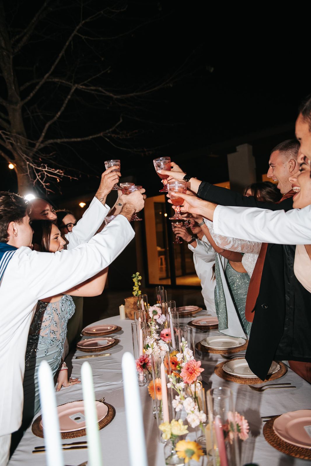 Invités qui lèvent leur verre pendant le dîner