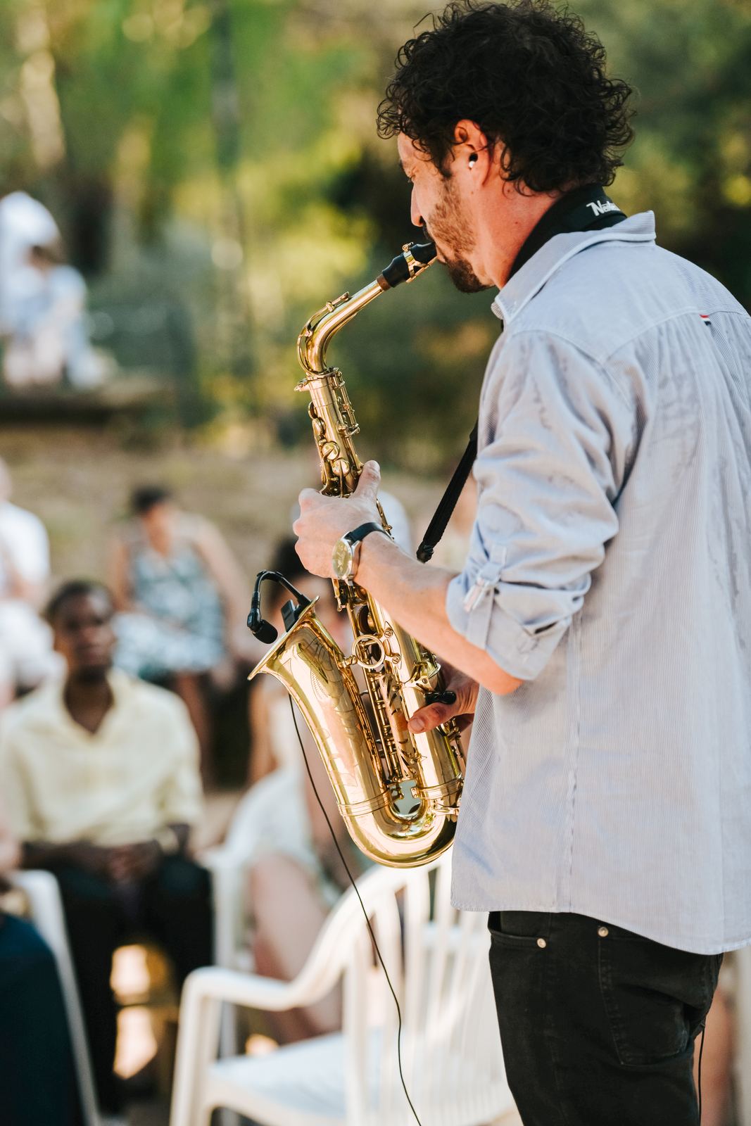 Saxophoniste qui joue pendant le cocktail