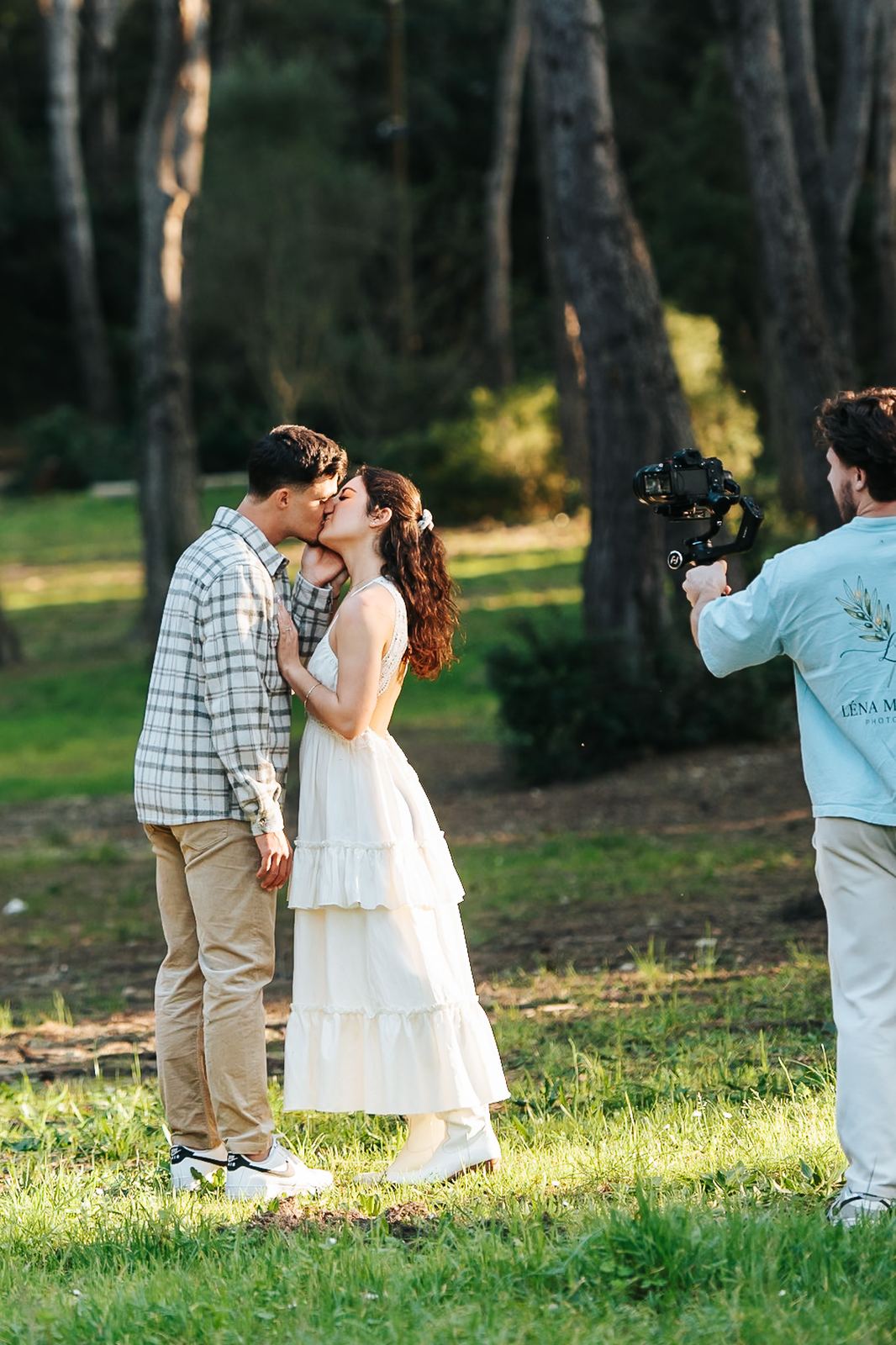 Thomas filme un couple dans une pinède