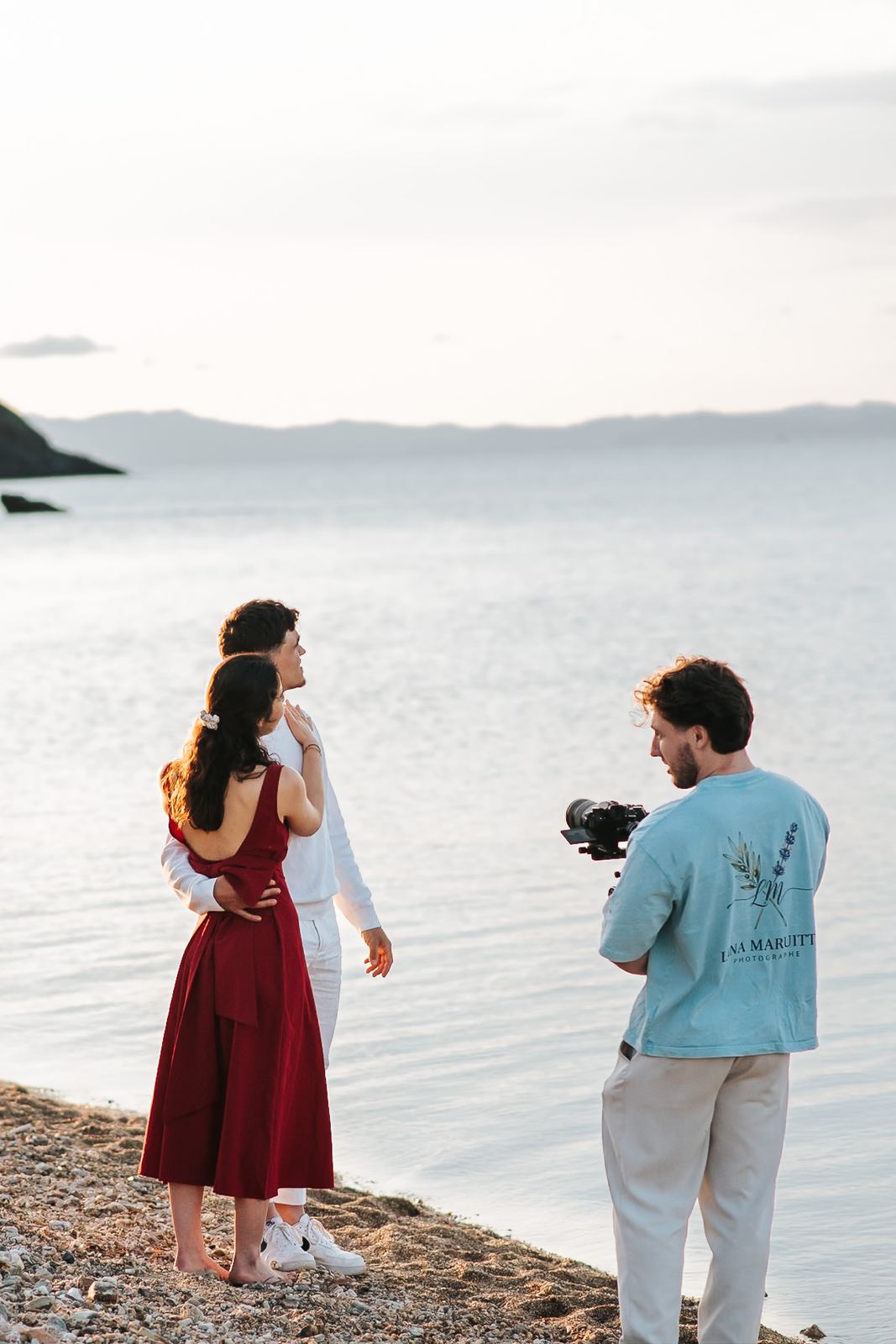 Thomas filme un couple au bord de la mer