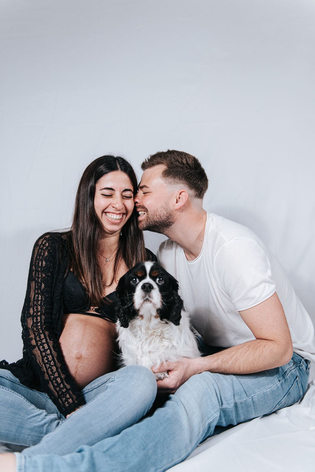 Couple assis par terre avec leur chien