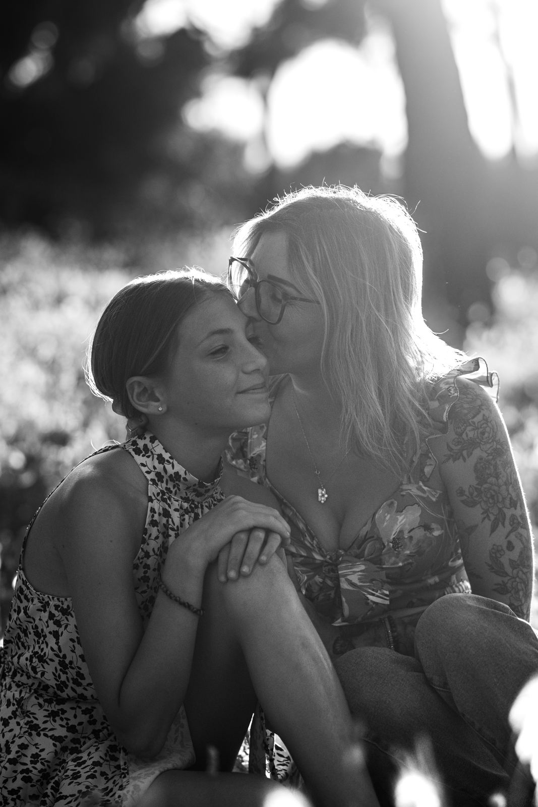 Maman et sa fille complices, en noir et blanc