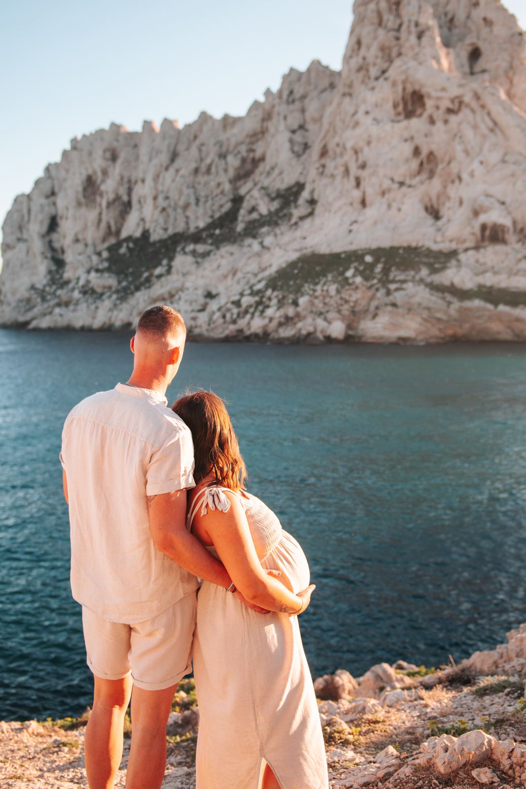 Couple face à la mer et aux falaises des calanques de Marseille