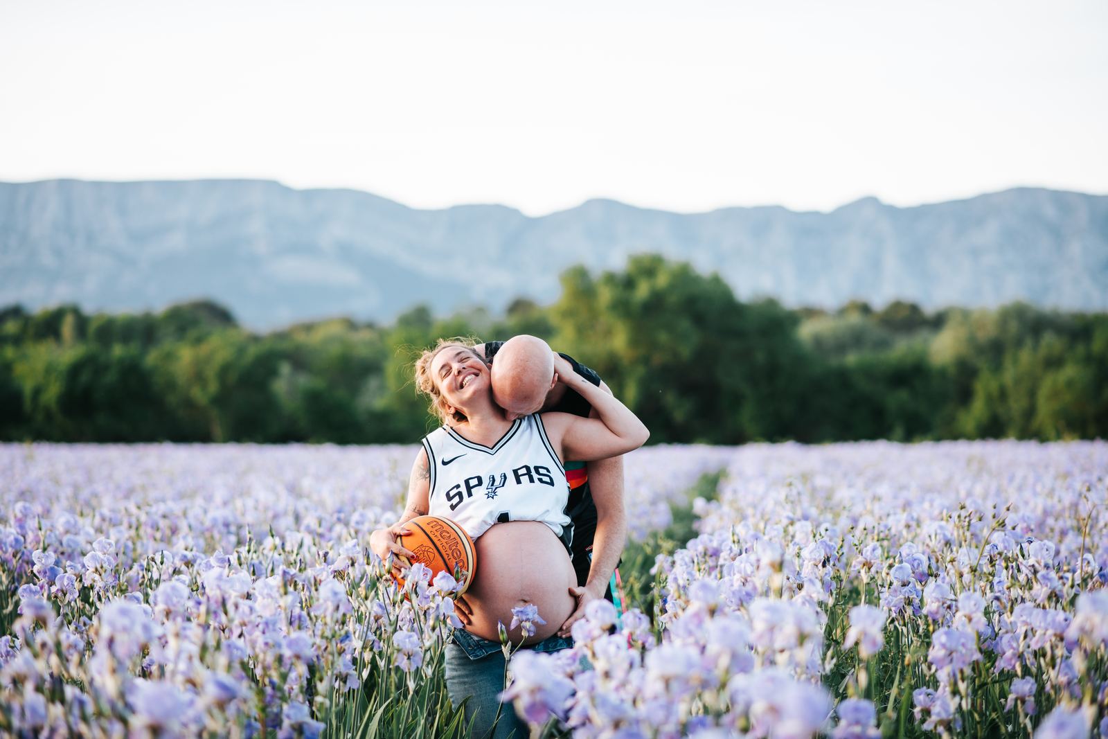 Couple dans un champ d'iris avec la montagne Sainte-Victoire au fond