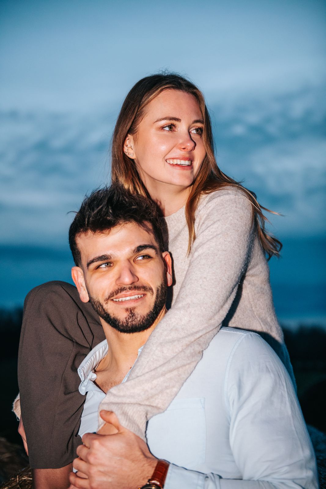 Couple sous un ciel nuageux, lumière douce
