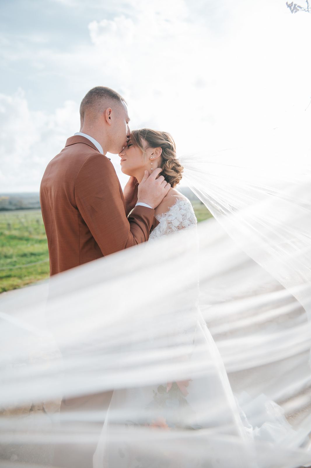 Le voile de la mariée soulevé par le vent