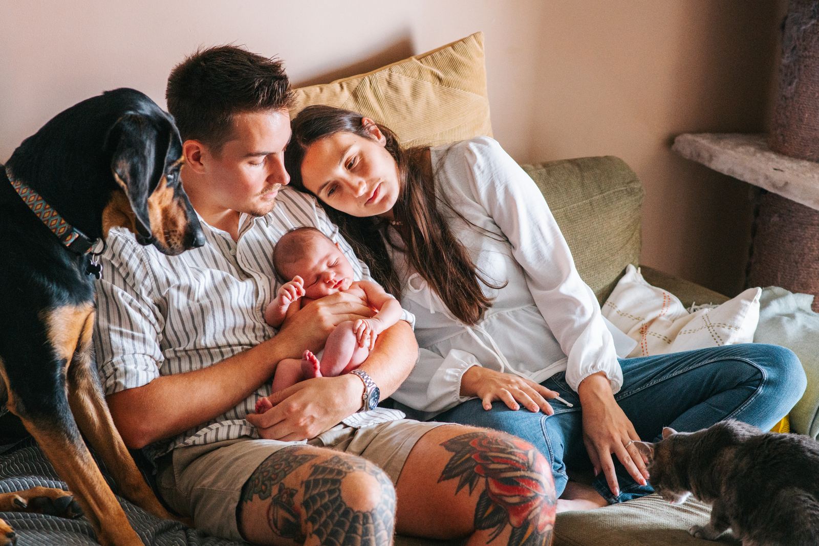 Famille réunie dans le salon quelques jours après la naissance
