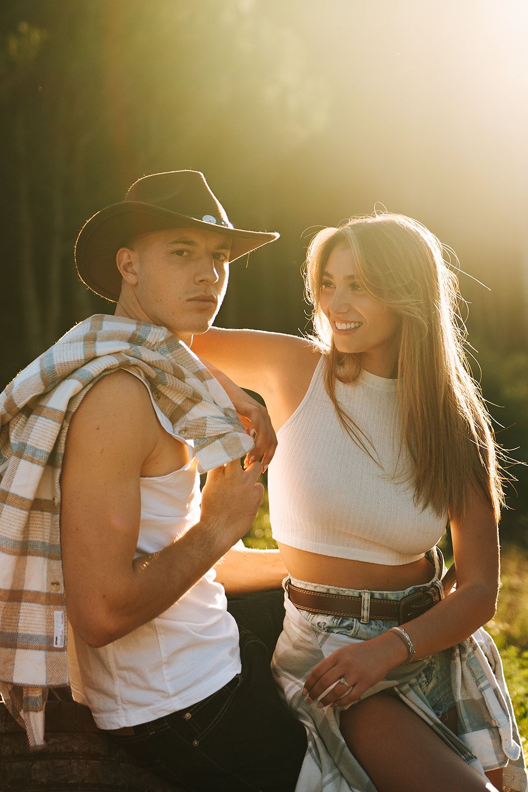 Couple complice qui se regarde en souriant, en contre-jour