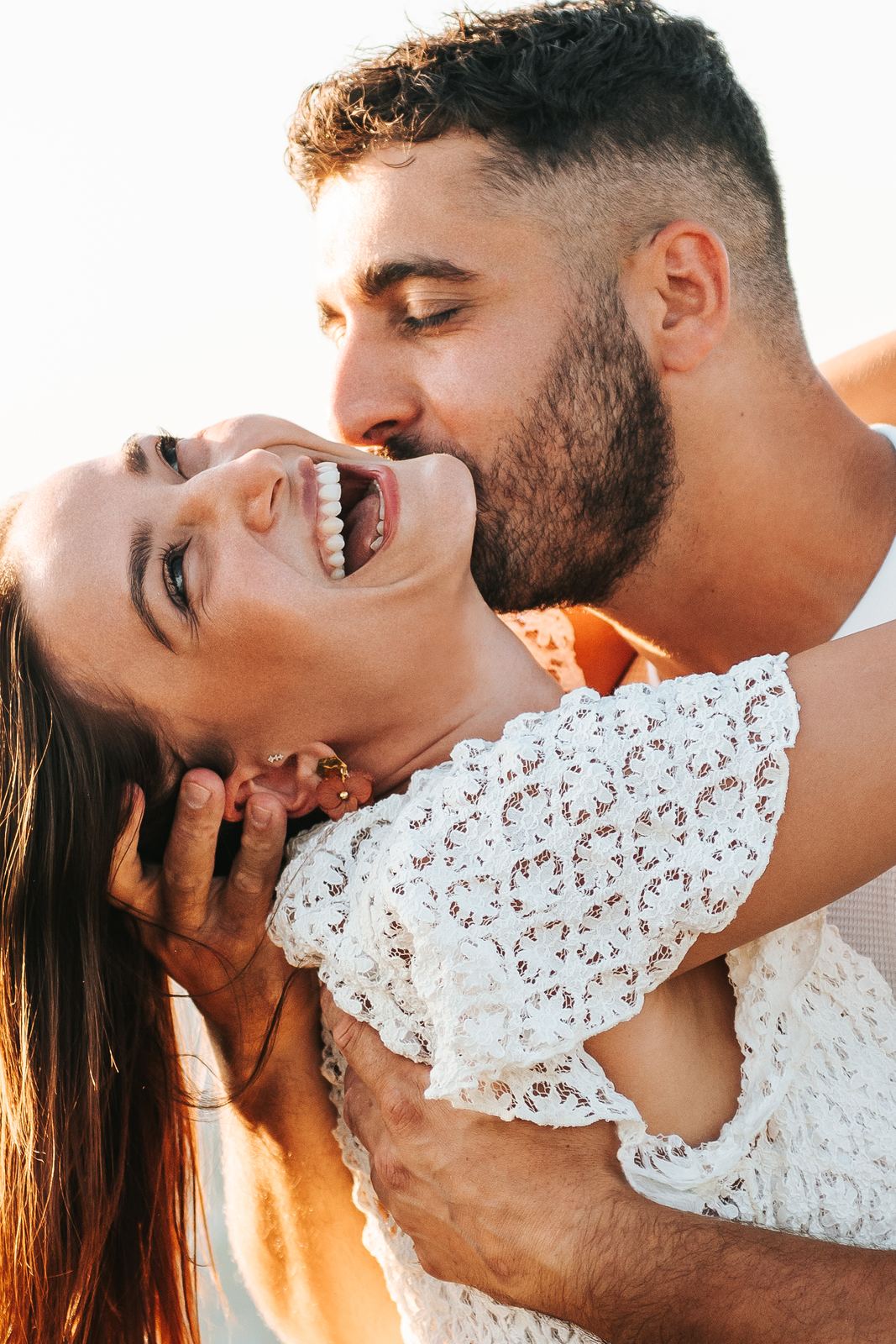 Fou rire pendant un baiser, en haut des falaises