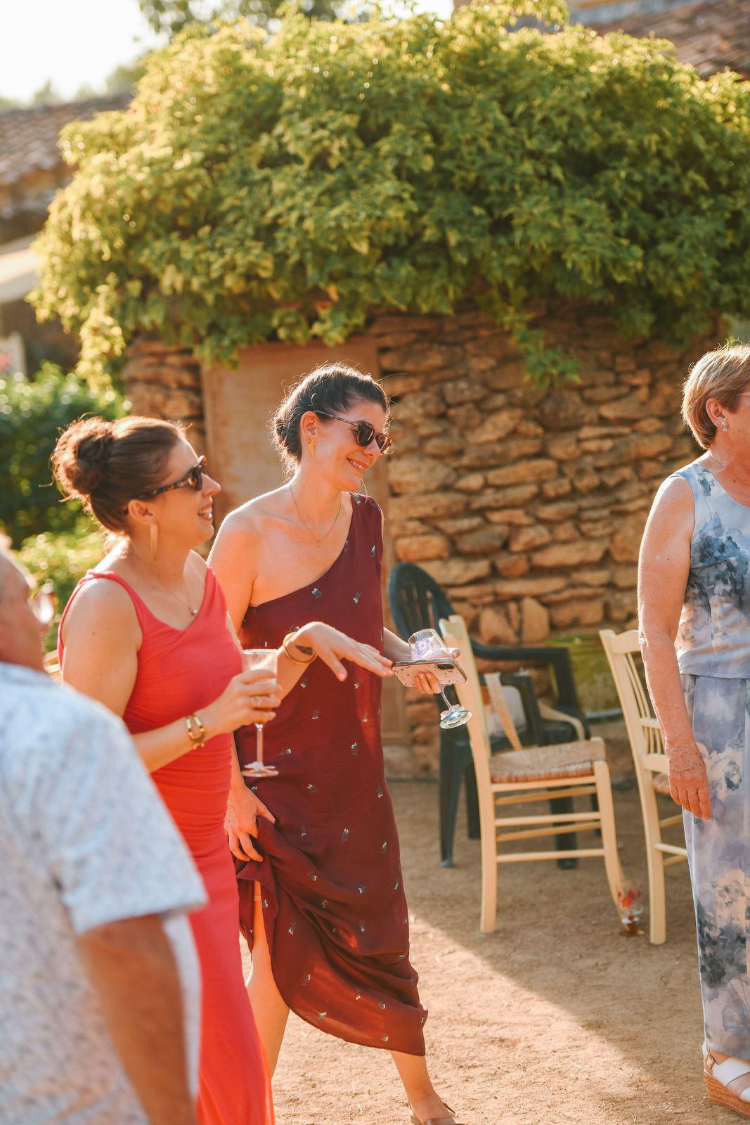 Invités qui rient pendant le cocktail du mariage
