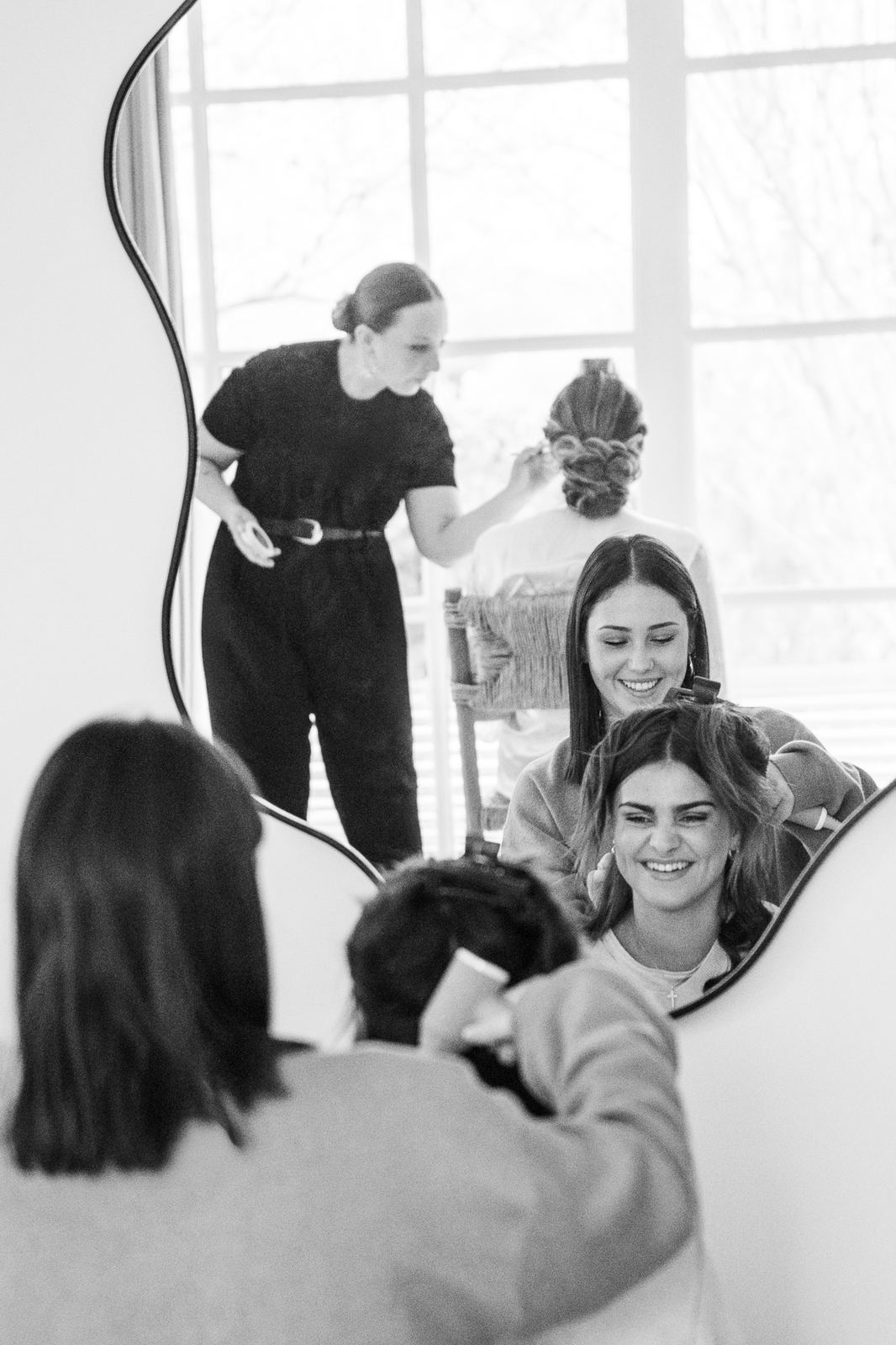 Préparatifs de la mariée vus dans un miroir, en noir et blanc