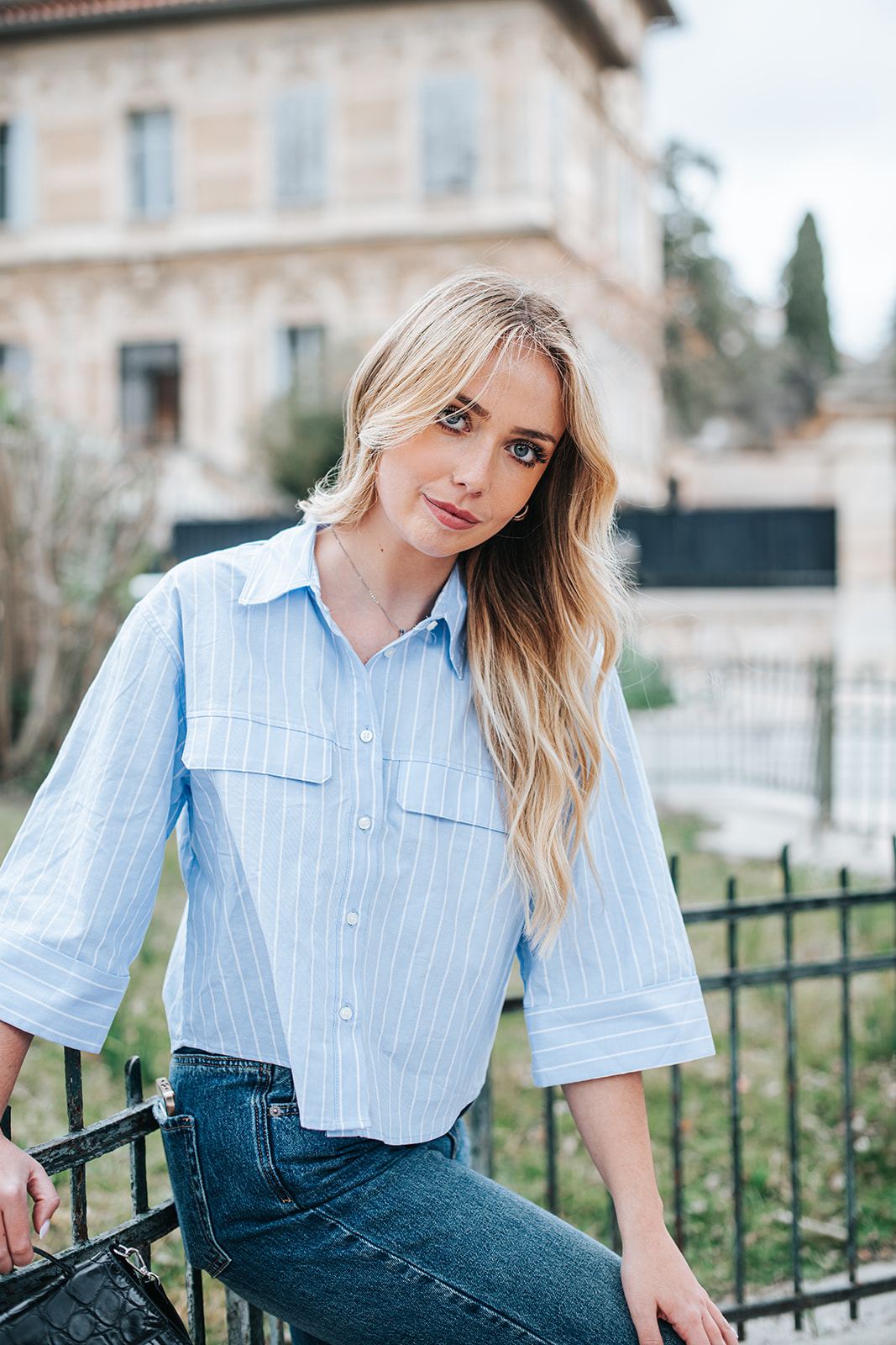 Femme en chemise bleu clair dans une rue de Marseille