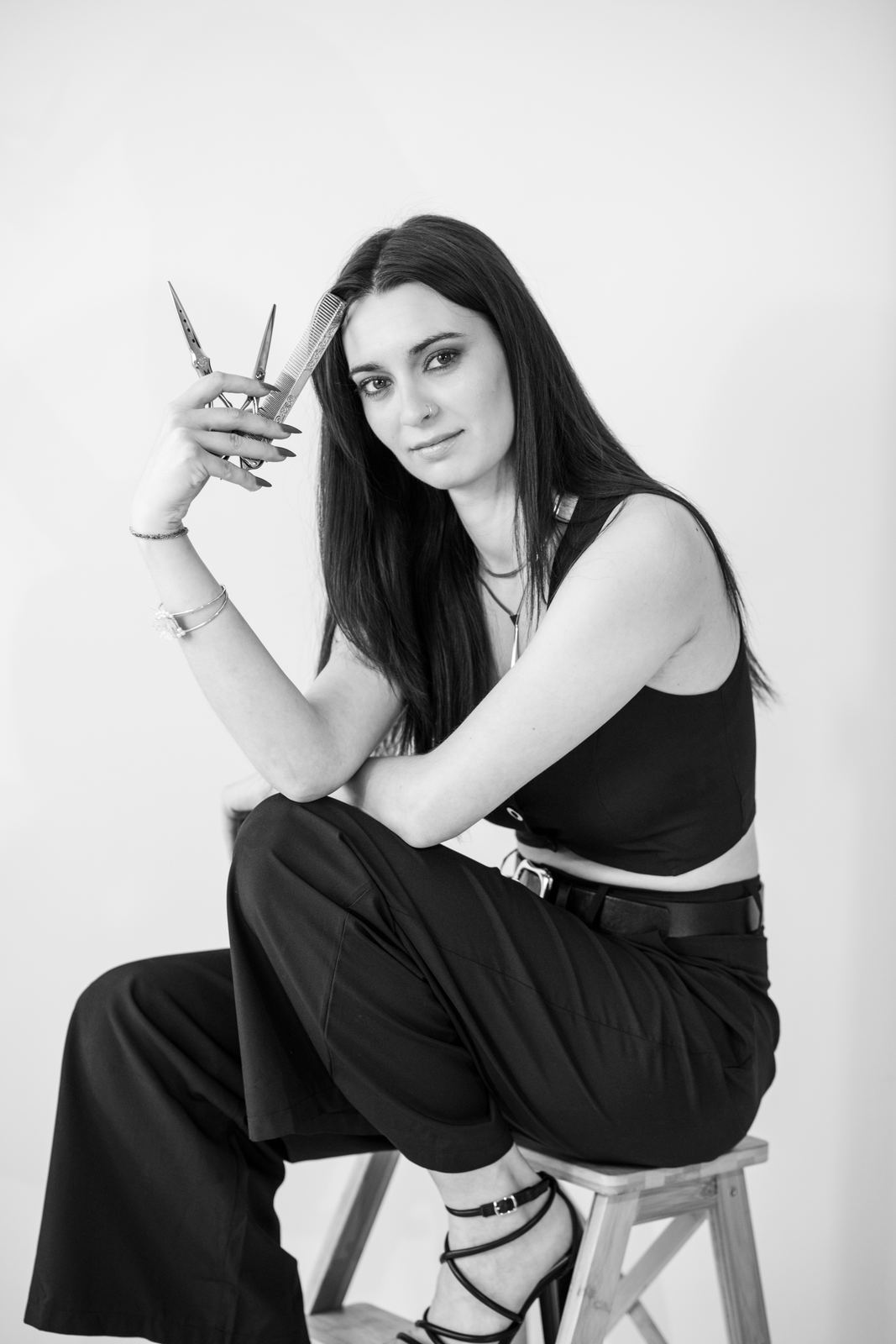 Portrait noir et blanc d'une coiffeuse avec ses ciseaux