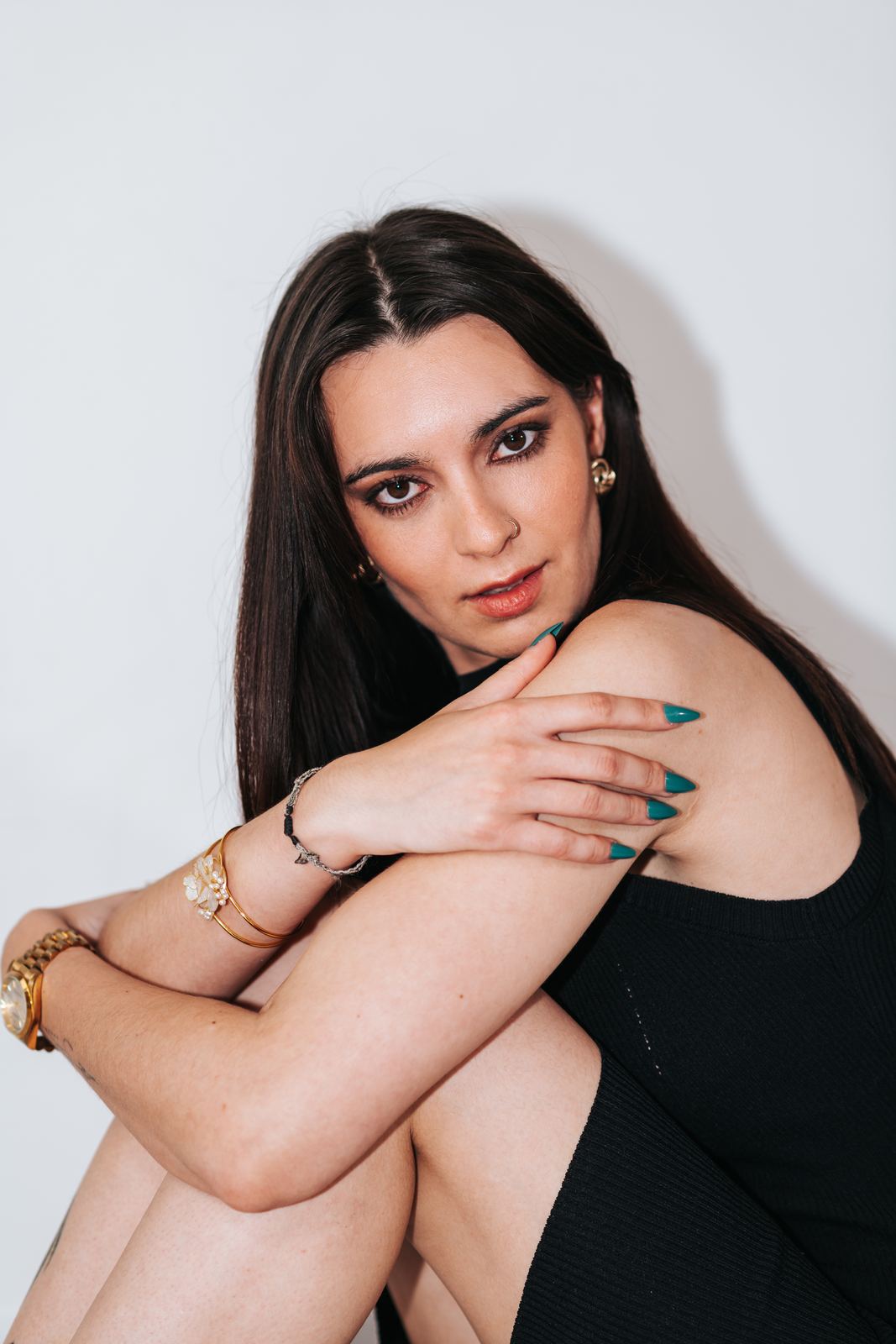 Portrait en studio sur fond clair, regard direct