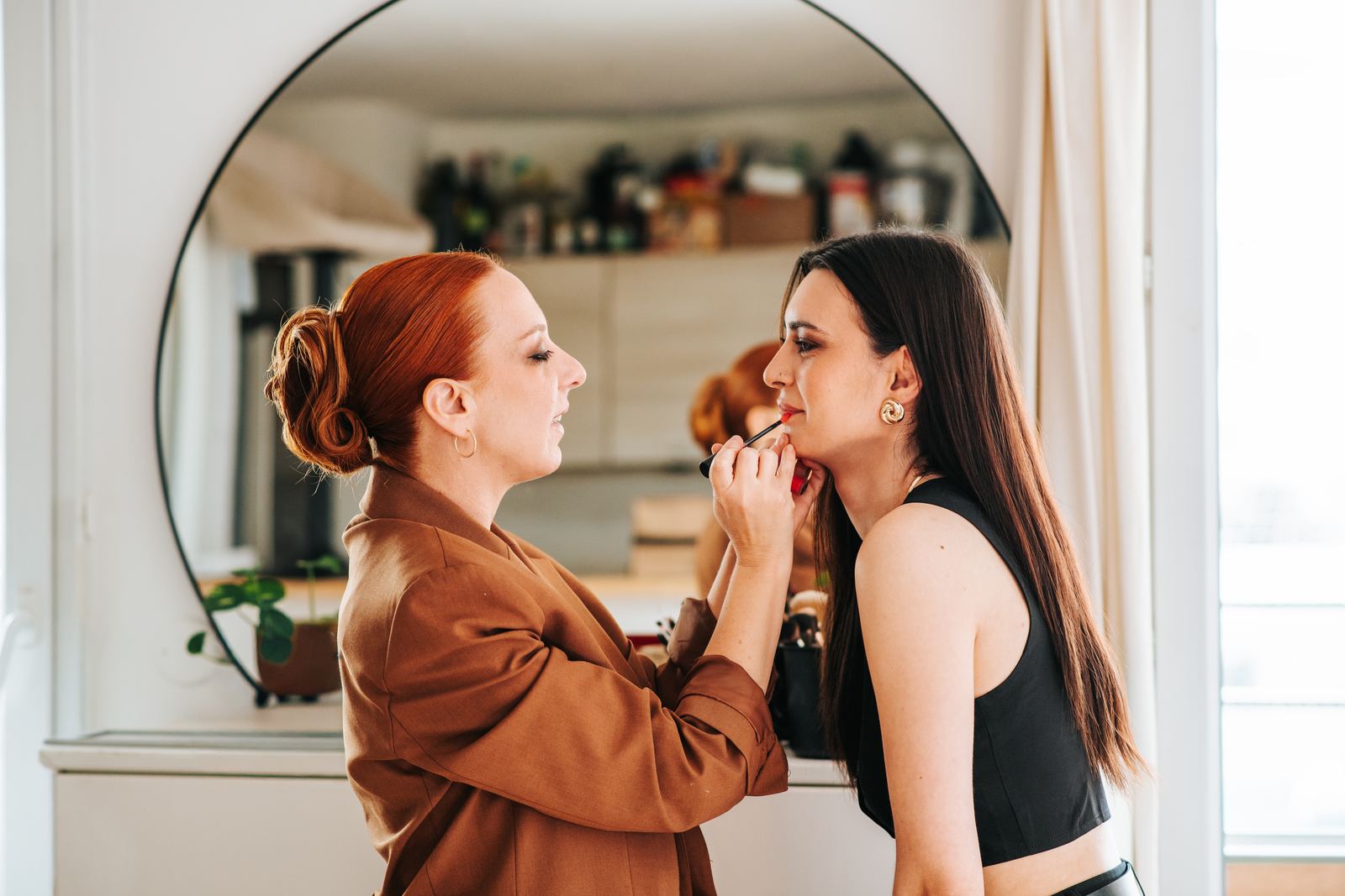 Maquillage devant le miroir avant une séance photo