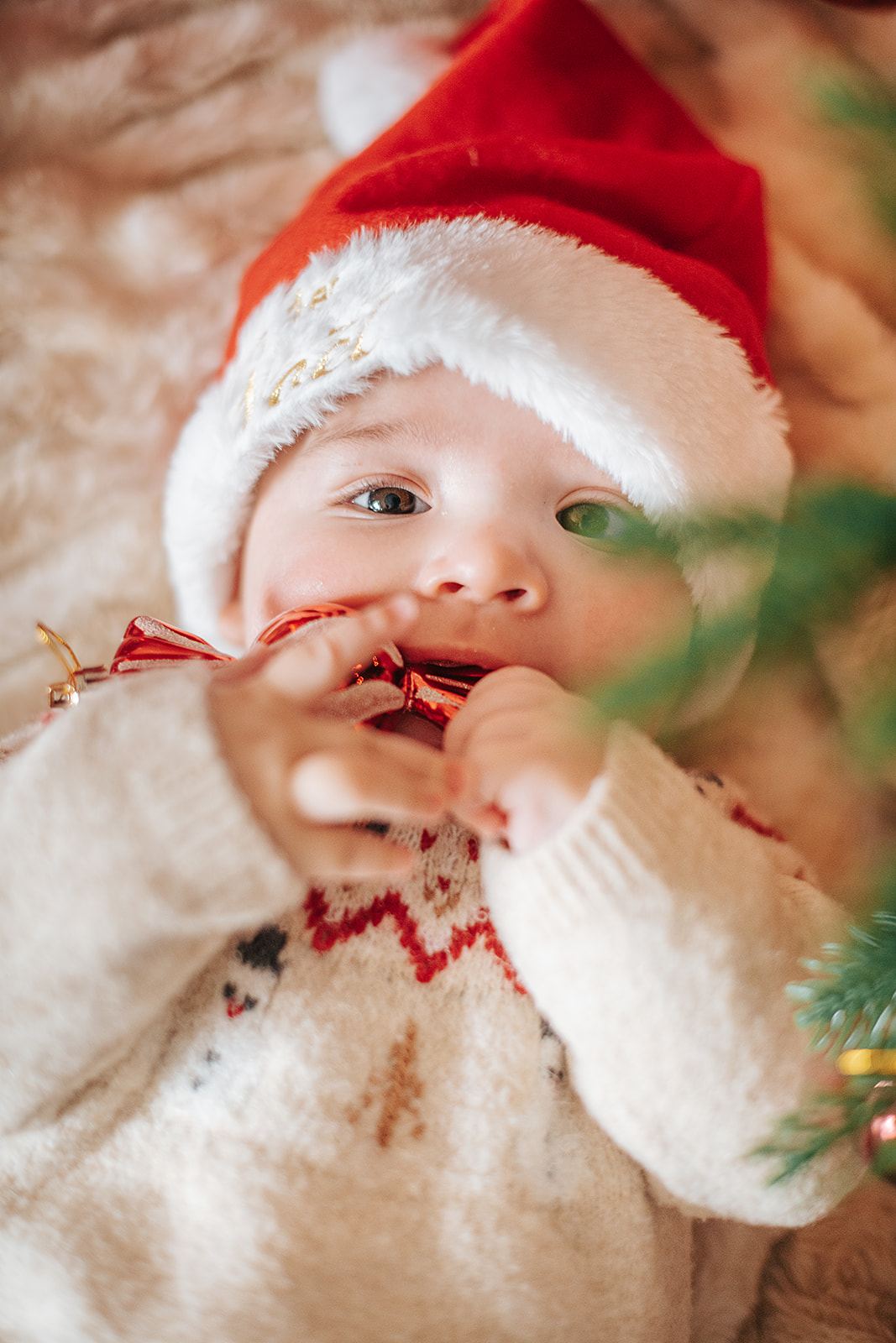 Bébé qui sourit avec un bonnet de Père Noël