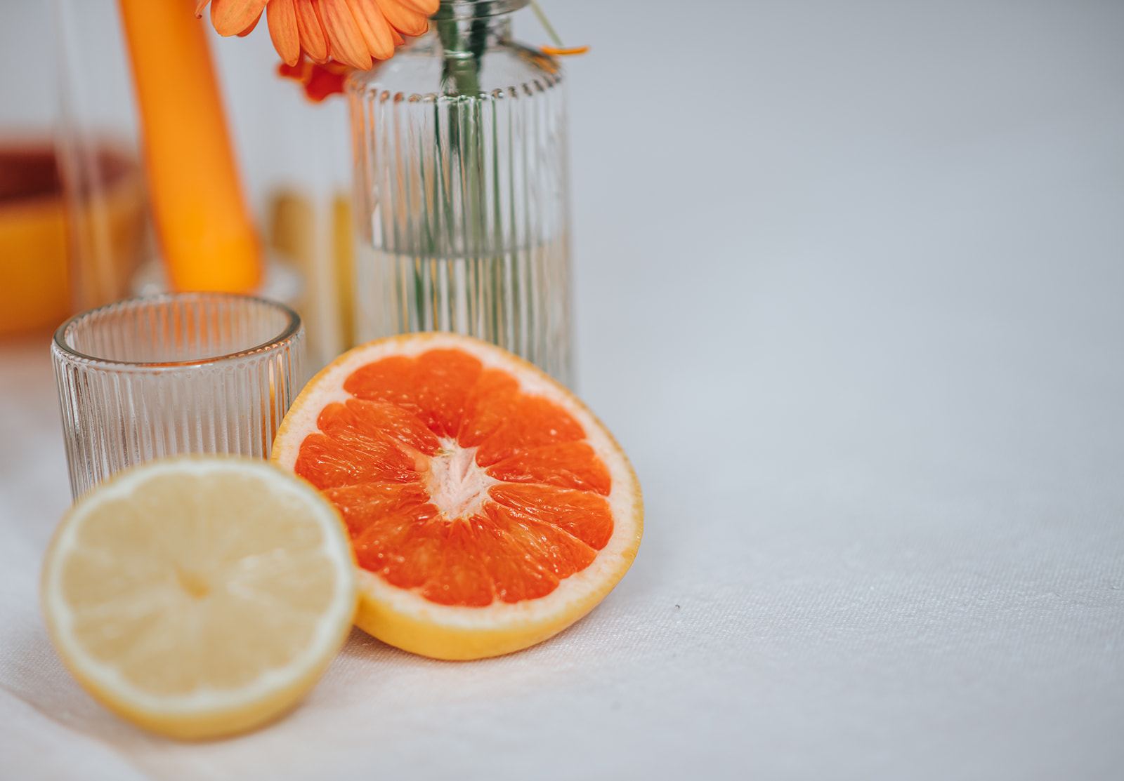 Détails de décoration de mariage : agrumes et bougies