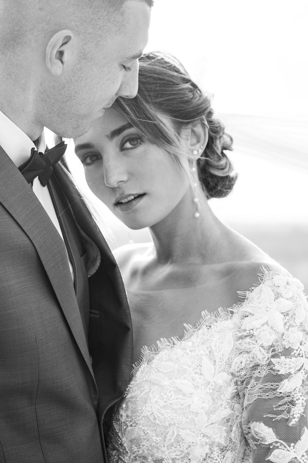 Portrait des mariés en noir et blanc