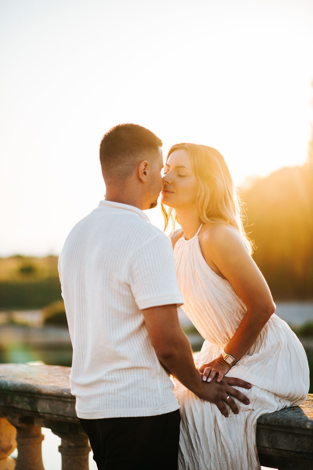 Couple au coucher du soleil sur les balustrades du château Borély à Marseille