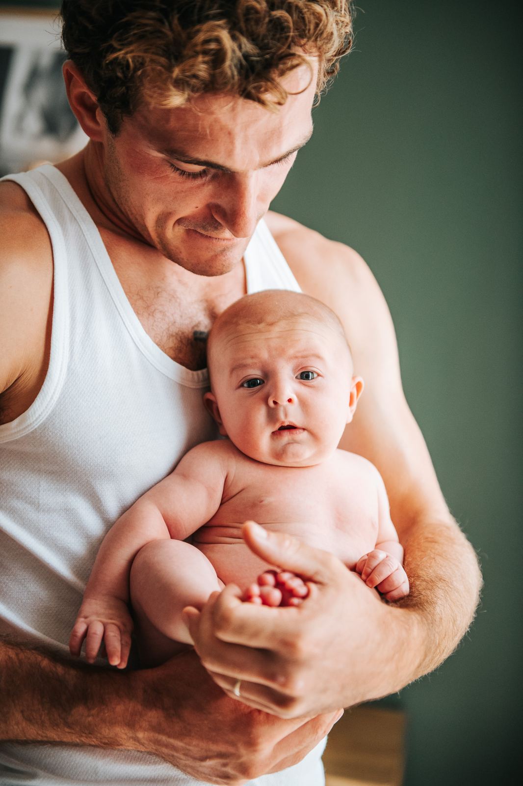 Papa qui porte son nouveau-né contre lui