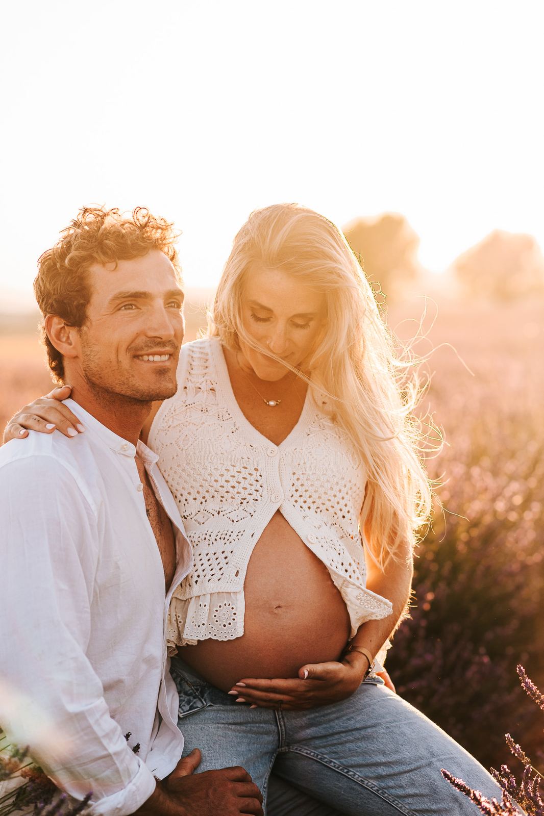 Couple en chemise blanche et top en crochet dans la lavande