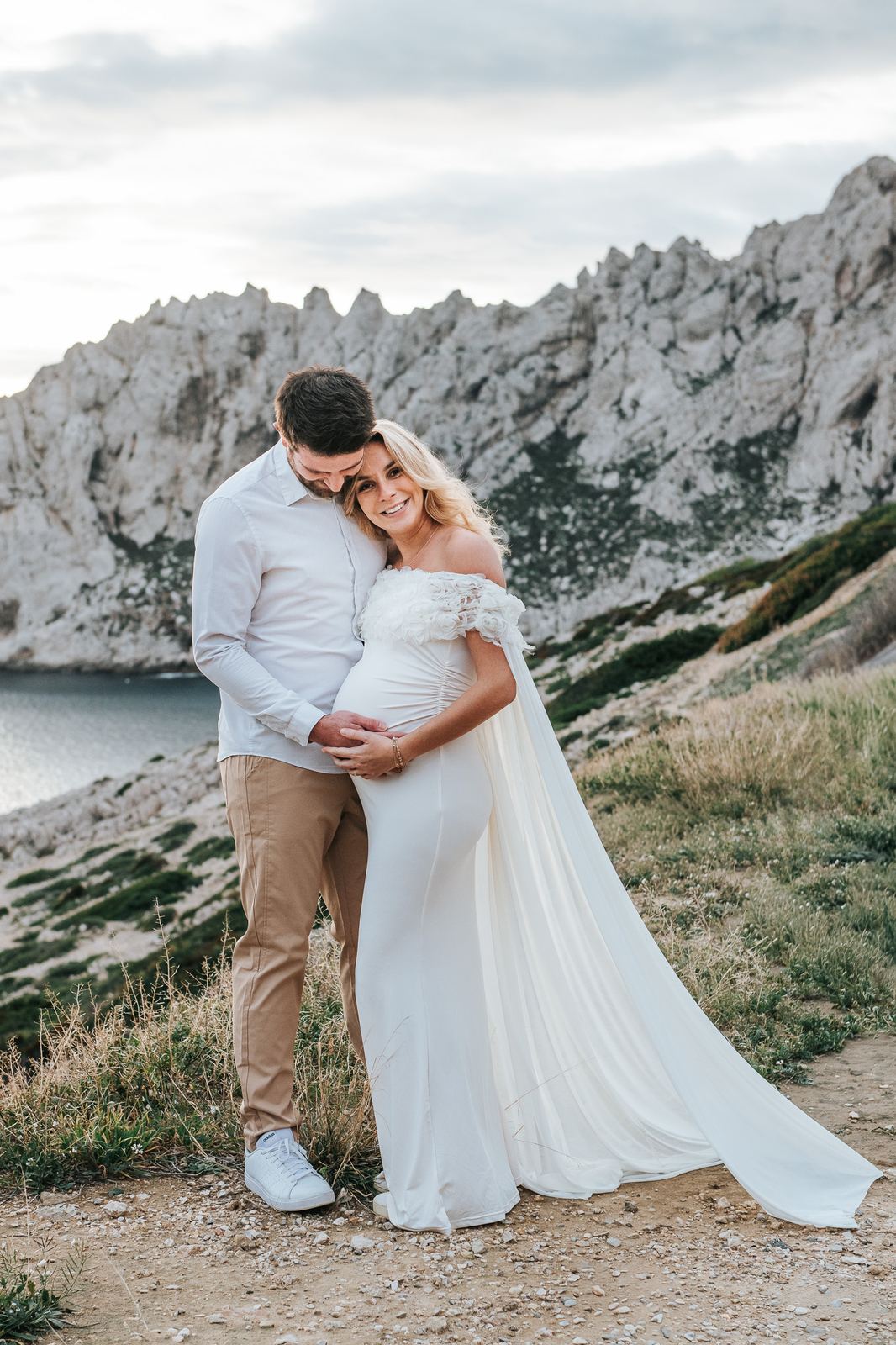 Couple dans les calanques, future maman en longue robe blanche