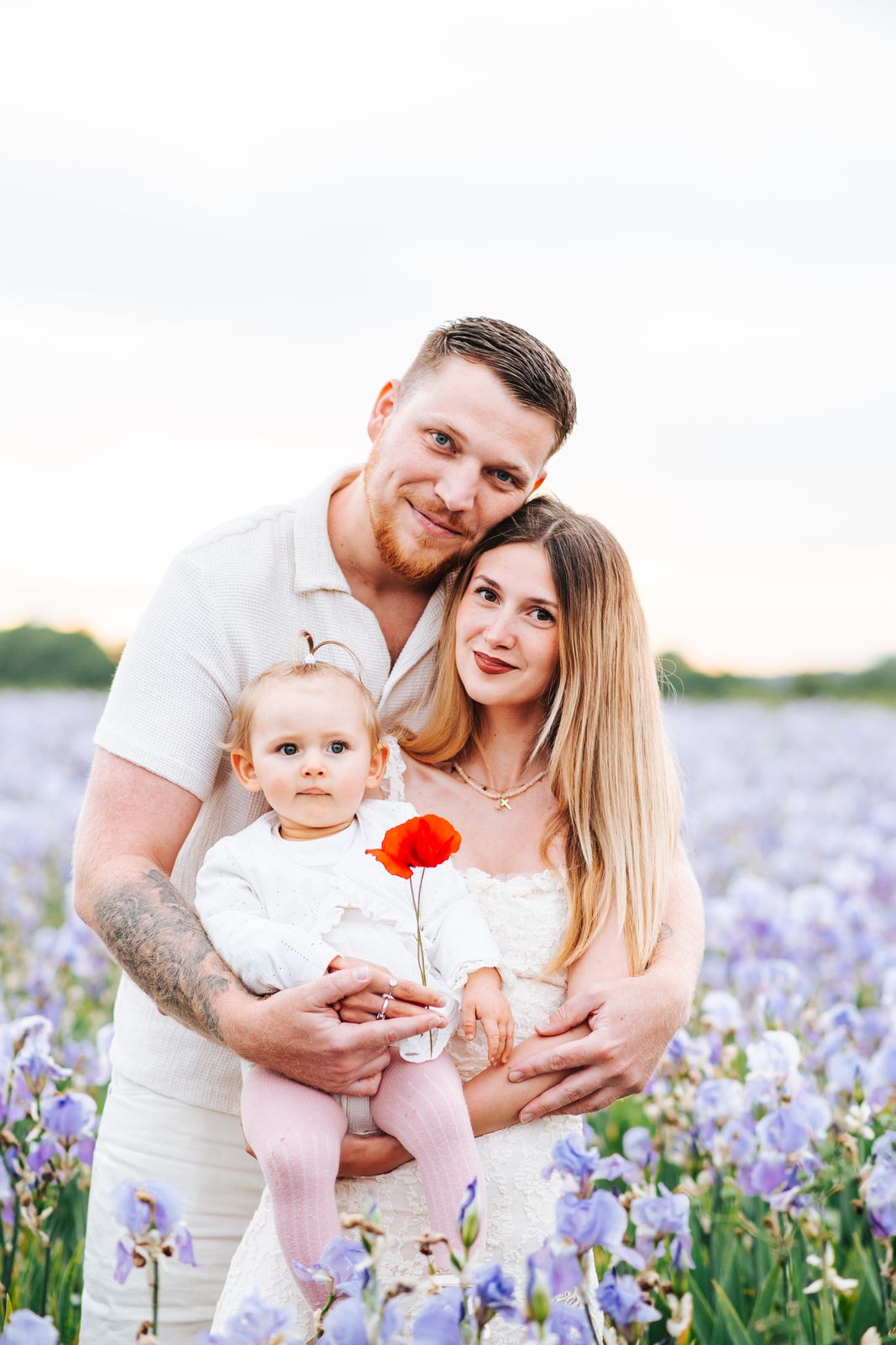 Famille en tenues claires dans un champ d'iris
