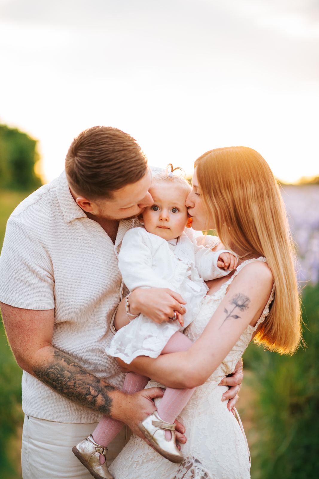 Famille habillée dans des tons crème et beige qui s'accordent