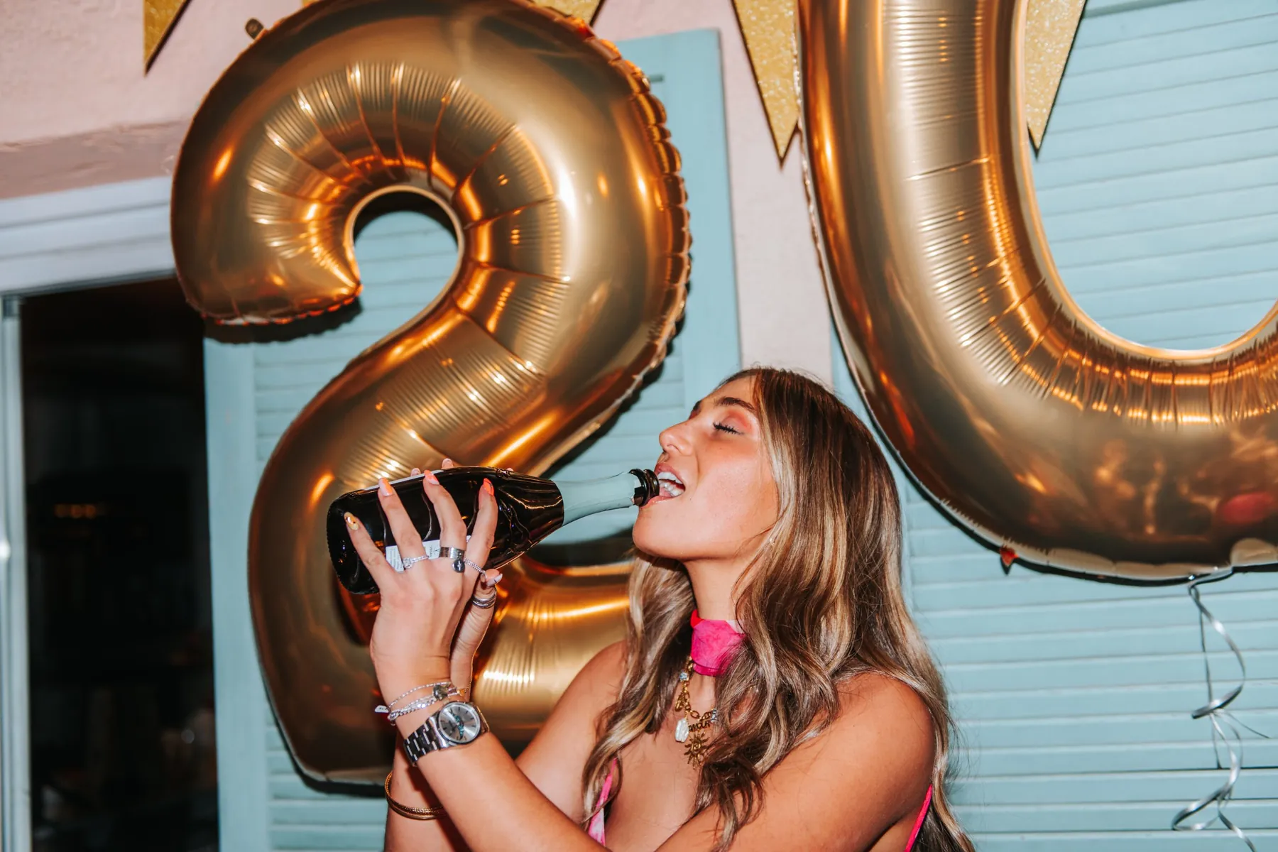 Anniversaire des 20 ans dans le Var : éclat de rire devant les grands ballons dorés