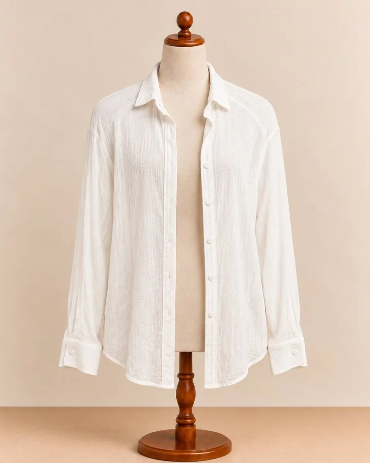 Chemise blanche en gaze, sur mannequin