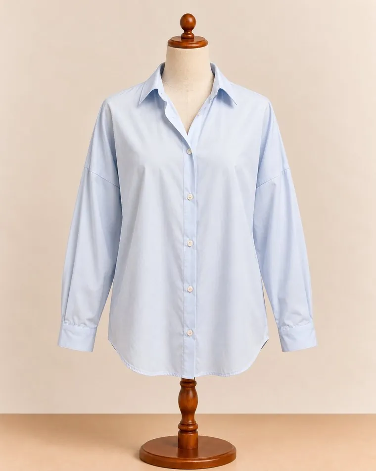 Chemise bleu ciel oversize, sur mannequin
