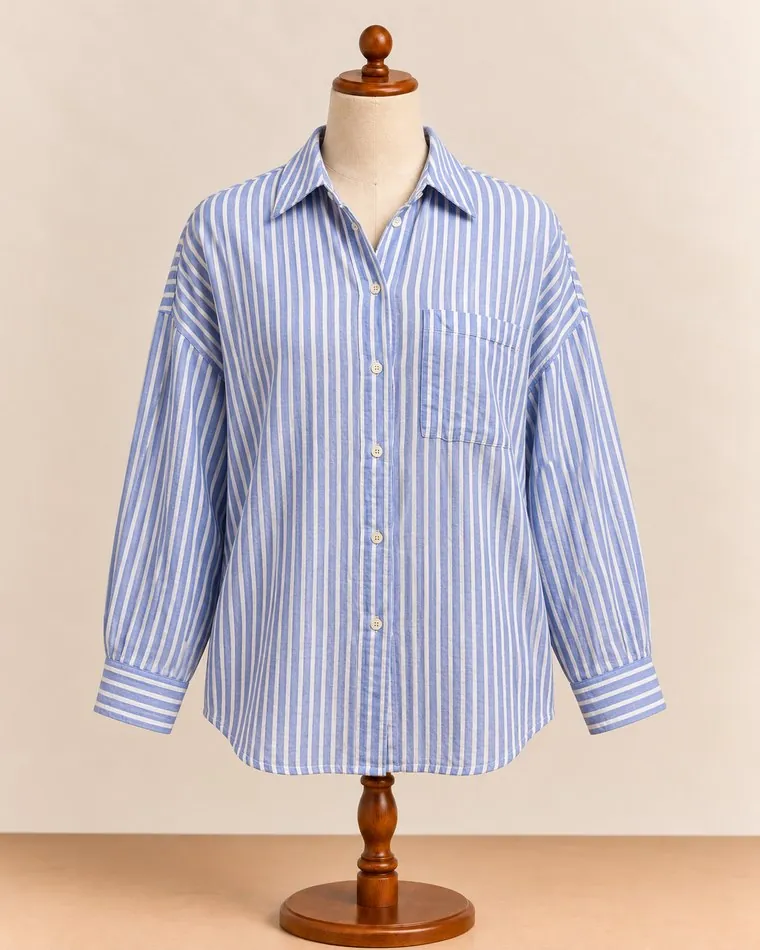 Chemise rayée bleue oversize, sur mannequin