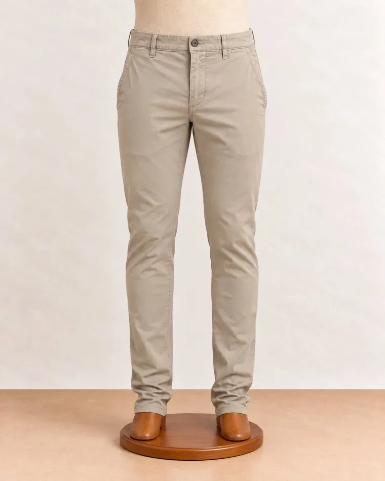 Chino beige, sur mannequin