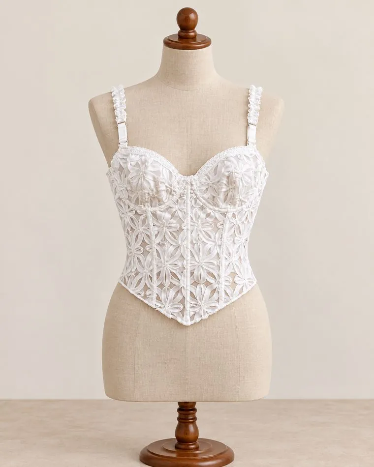 Corset dentelle à bretelles, sur mannequin