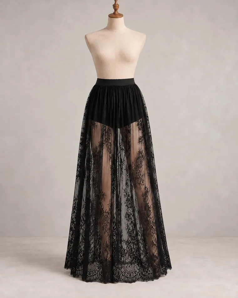Jupe longue dentelle noire, sur mannequin