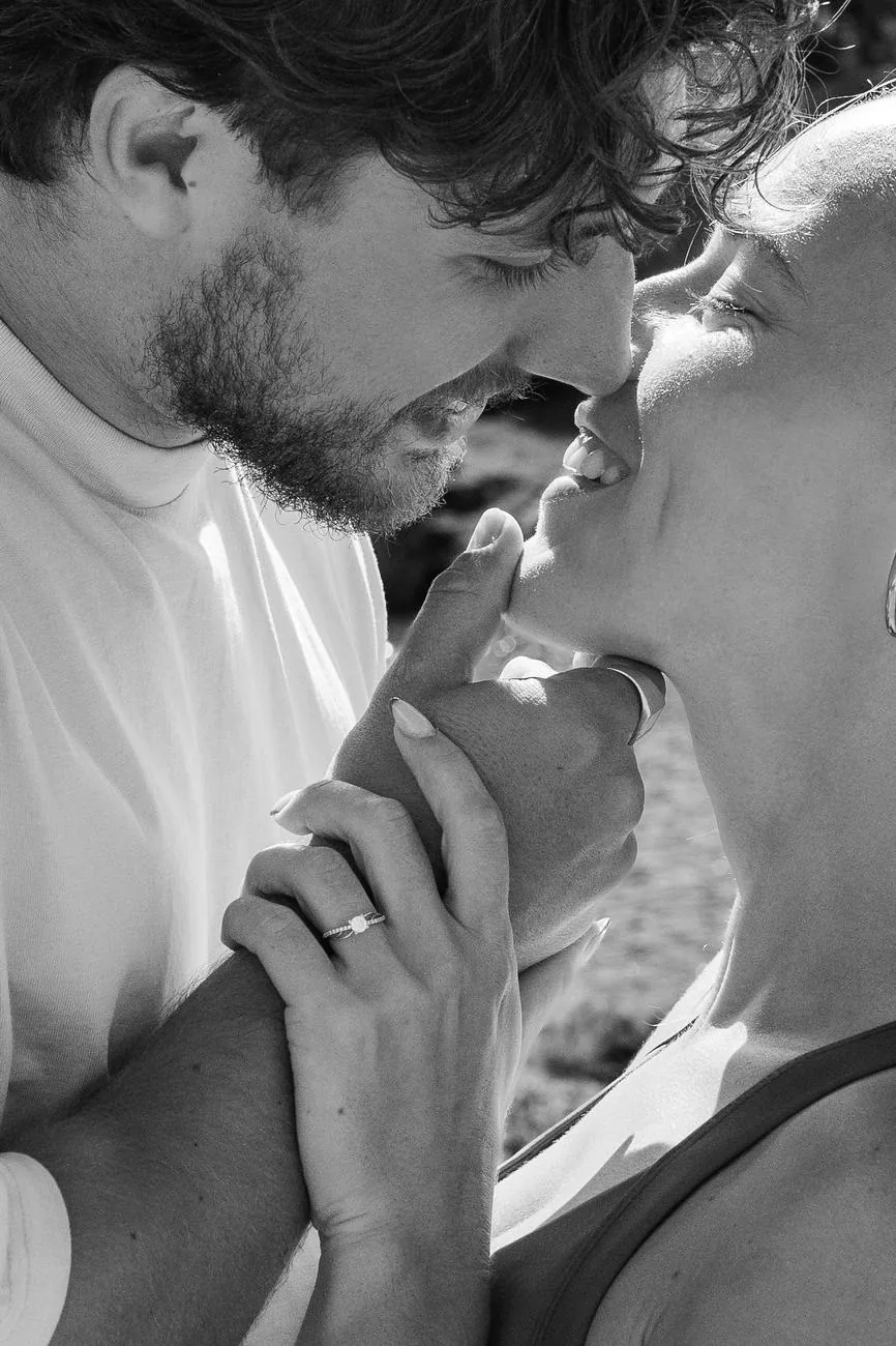 La bague de fiançailles de Léna, en noir et blanc