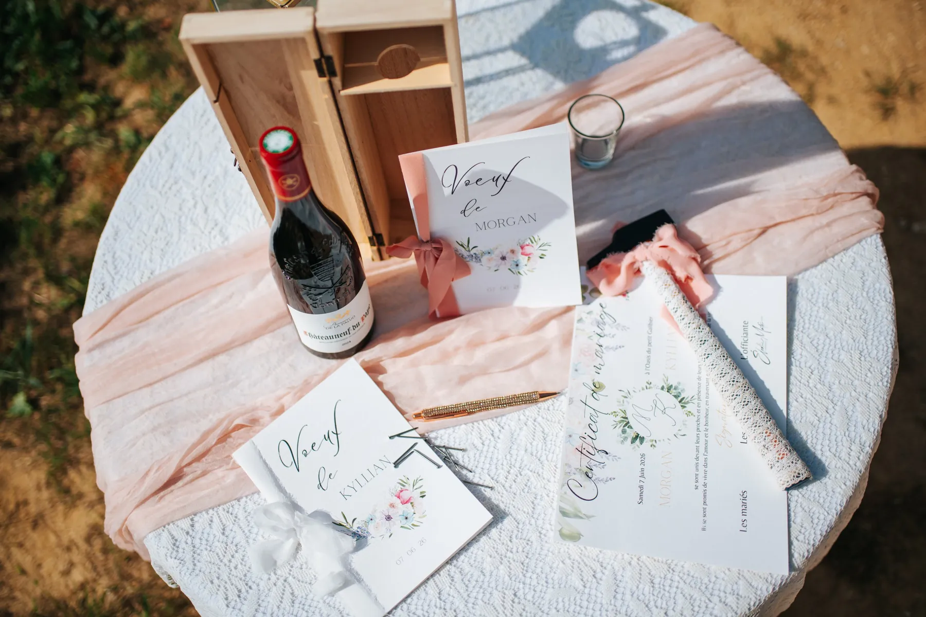 Mariage : détail de la table de réception dressée, verres de vin et fleurs