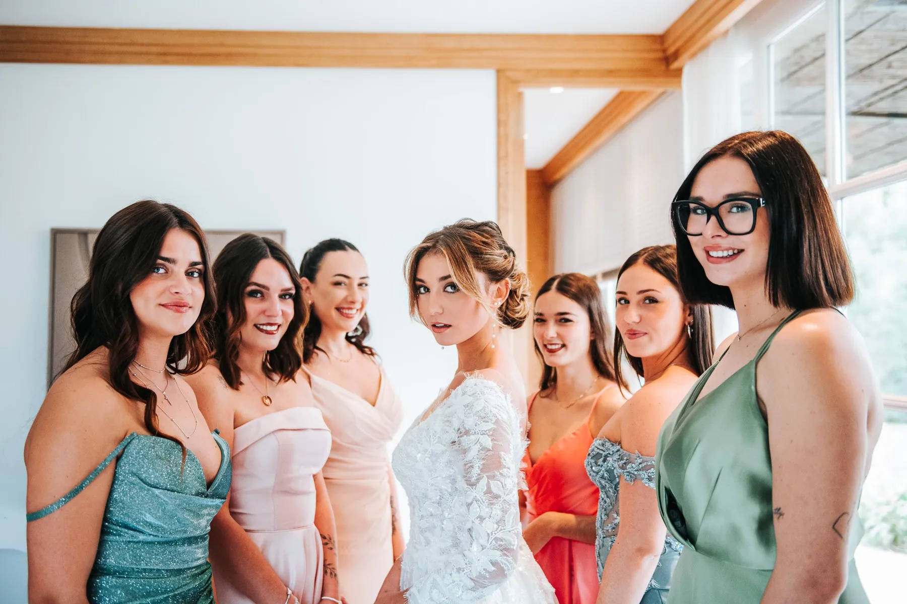 Mariage : la mariée et ses demoiselles d'honneur qui rient pendant les préparatifs