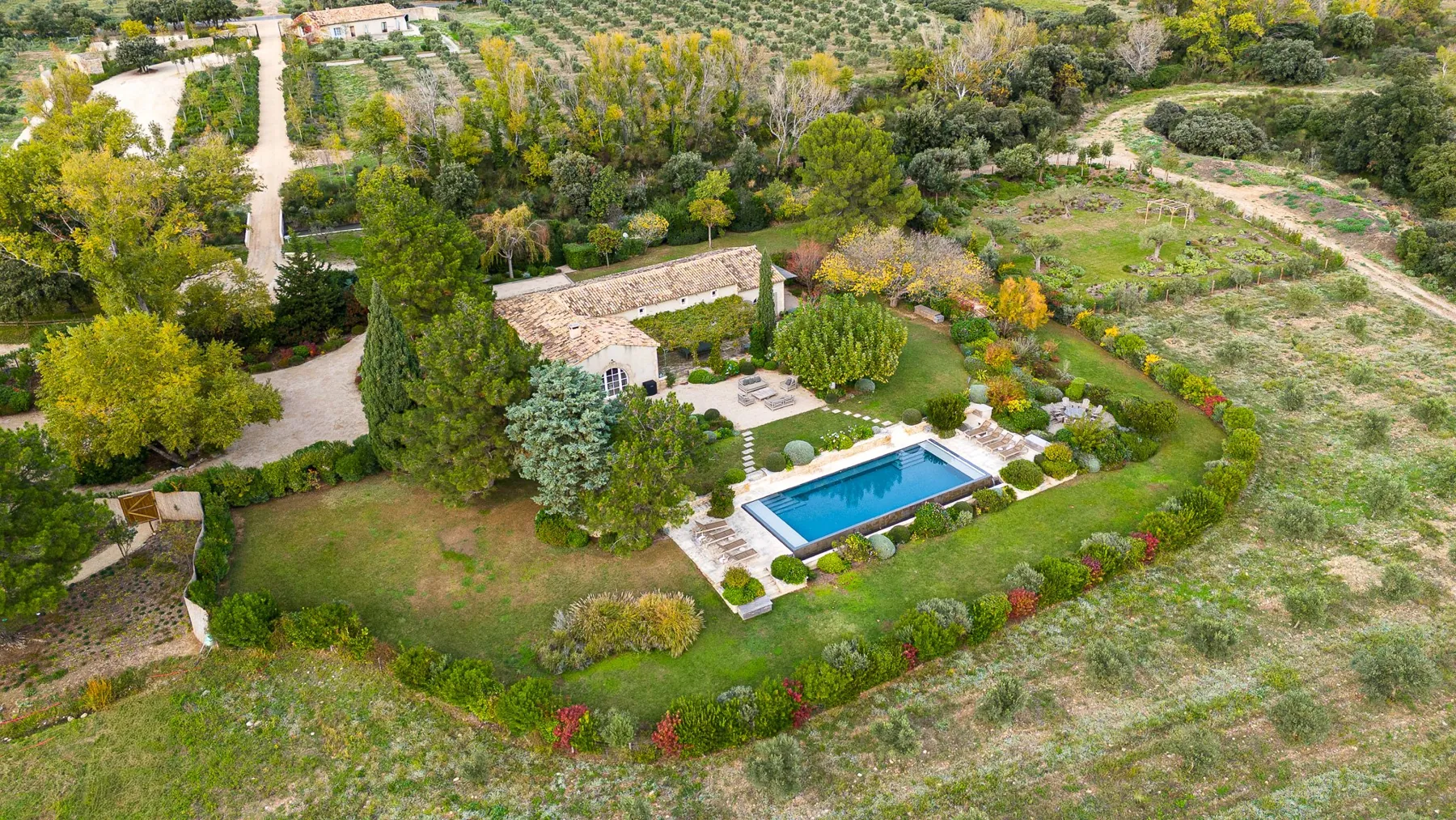 Vue du ciel d'un mas entouré d'oliviers dans les Alpilles, lieu du mariage