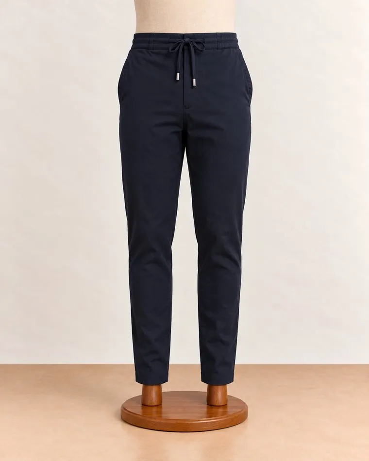 Pantalon bleu marine à cordon, sur mannequin
