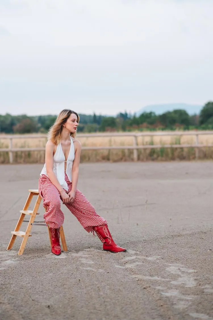 Bottes western rouges, portée en séance