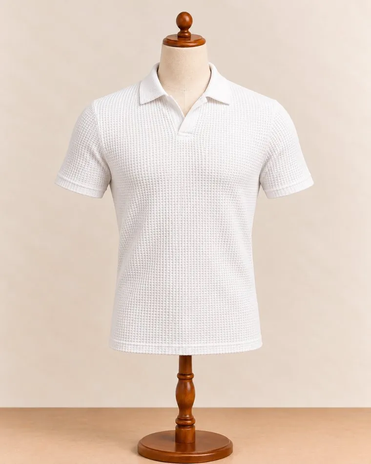 Polo blanc en maille, sur mannequin
